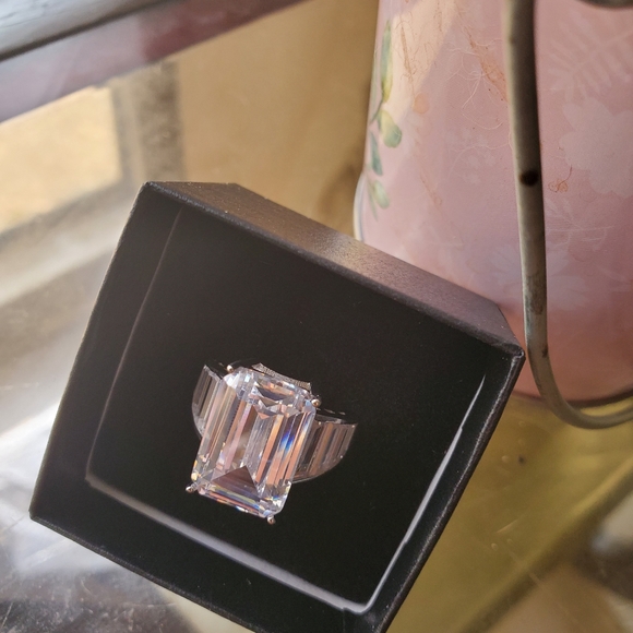 Angelina Jolie - Picture 4 of 8